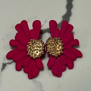 Chic Pink Floral Earrings with Faux Gold Detail – Feminine Statement Jewelry 🌸✨